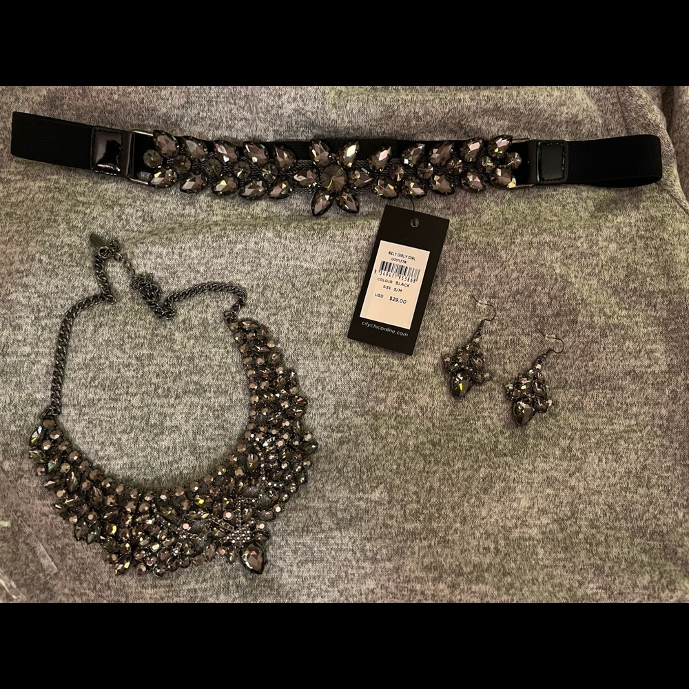It has pockets! - Picture 4 of 7